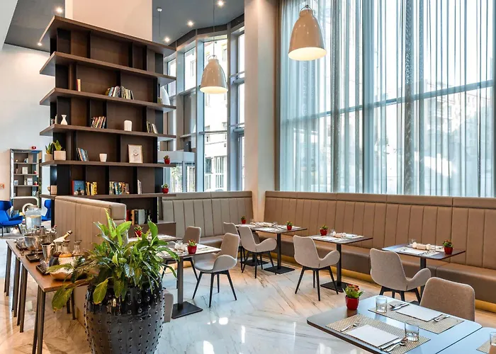 Отель Nh Collection Center 4*