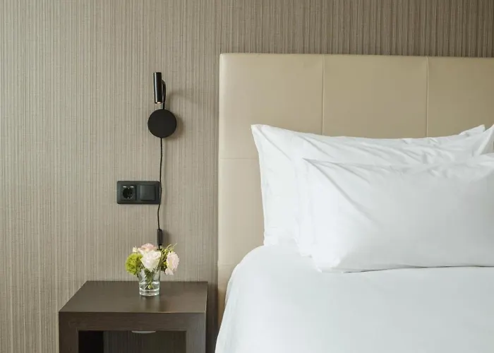 Отель Nh Collection Center 4*